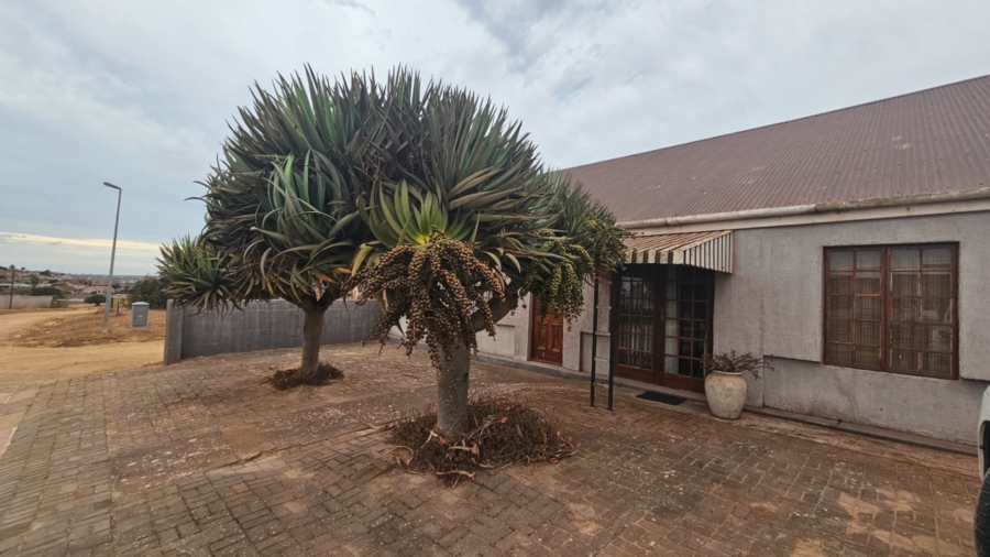 2 Bedroom Property for Sale in Louwville Western Cape